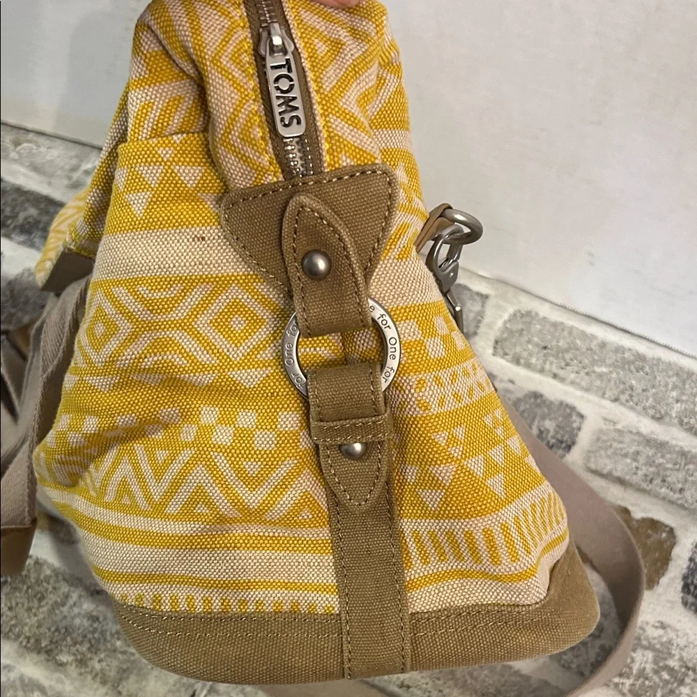 TOMS Weekender Medium Duffel Bag Gold Green Stripes Ikat Pattern Shoulder Strap - Picture 13 of 15